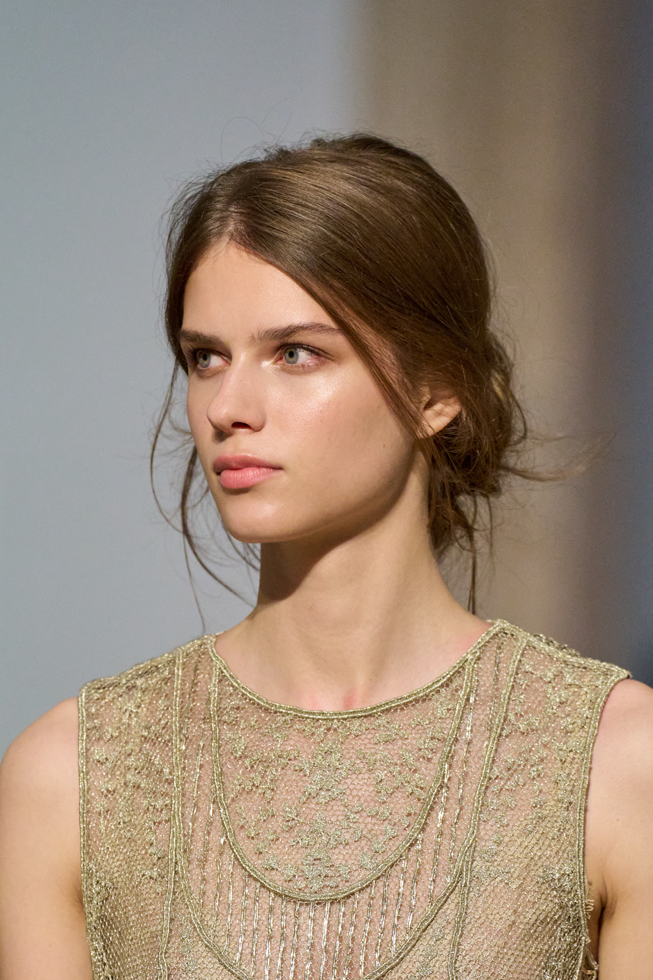 تسريحات الكعكة المتوسطة والمبعثرة من دار Fendi